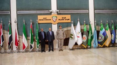 رئيس اليمن يزور مركز قيادة القوات المشتركة في الرياض