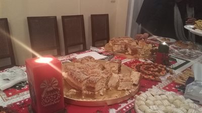 حول كعكة الحظ السعيد.. الجالية اليونانية بالإسكندرية تحيي تقليدها الشعبي