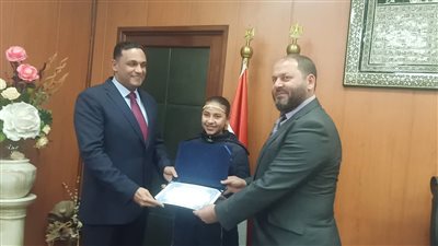 محافظ الدقهلية يكرم الأب صاحب واقعة محطة قطار الإسماعيلية (صور)