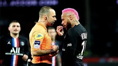 بسبب مراوغة مهارية.. نيمار يحصل على بطاقة صفراء (فيديو)