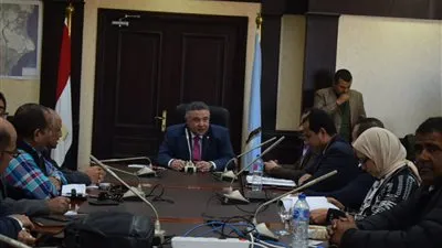 محافظ البحر الأحمر يستعرض إمكانية تركيب 