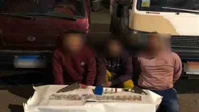 بالأسلحة البيضاء.. 3 لصوص يعتدون على سائق أثناء توصليهم بالقاهرة