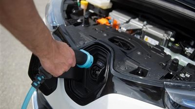 تعاون مشترك بين تويوتا وباناسونيك لبدء مشروع تطوير بطاريات السيارات الكهربائية