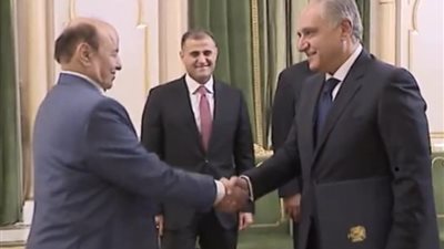 أحمد فاروق يُقدم أوراق اعتماده سفيرا لمصر إلى الرئيس اليمني