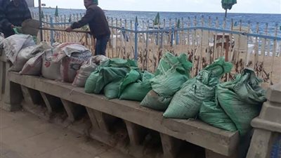 استمرار وضع حواجز رملية على شواطئ الإسكندرية استعدادًا لنوة الأمطار القادمة (صور)