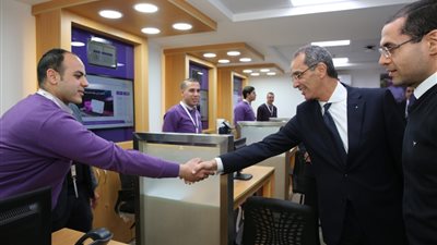 وزير الاتصالات يفتتح منفذ خدمة عملاء المصرية للاتصالات بالمنصورة