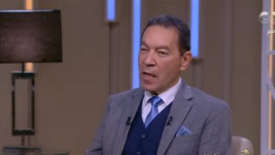 خبير جلدية يحذر الفتيات والشباب من خطورة الصبغة و