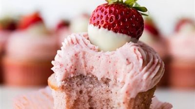 طريقة عمل كب كيك الفراولة والشوكولاتة البيضاء