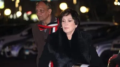 لبلبة تؤدي واجب العزاء في نادية لطفي