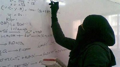 بعد حظر ارتدائه في الجامعات.. هل ستمنع المدارس النقاب؟ مصادر بالتعليم توضح