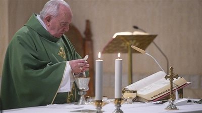 البابا فرنسيس يدعو المسيحيين إلى السير في درب 