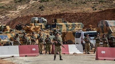 تركيا تعزز قواتها في إدلب السورية وتجري محادثات مع روسيا