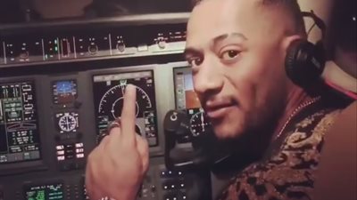 محمد رمضان يرد على اتهامات الطيار الموقوف عن عمله