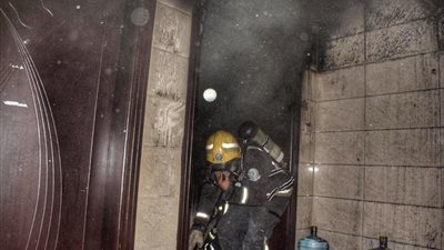 الدفاع المدني: إنقاذ 14 من حريق شب بمبنى سكني في جدة