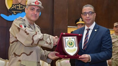 محافظ الفيوم لأسر الشهداء خلال تكريمهم: مكتبي مفتوح في أي وقت