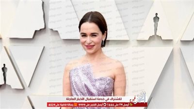 إيميليا كلارك تصل للسجادة الحمراء بحفل جوائز الأوسكار بإطلالة وردية جذابة