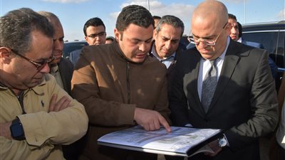  وزير الإسكان يتفقد مشروعات الطرق والإسكان الاجتماعي بـ
