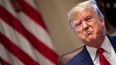 من هو ضابط المخابرات المثلي المنافس الأشرس لترامب في الانتخابات الأمريكية