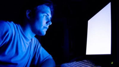 طبيب نفسي يكشف عن حقيقة صادمة بشأن الأفلام الإباحية