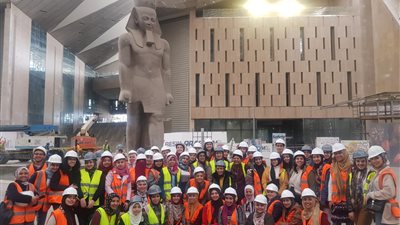 الفنون التطبيقية بحلوان تنظم رحلة علمية إلى المتحف المصري الكبير
