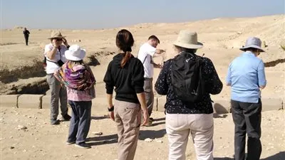 وفد من دارسي المصريات البريطانيين يزورون هرم اللاهون بالفيوم