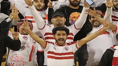 خاص.. مشجع أهلاوي يشعل هتافات جمهور الزمالك في مدرجات ملعب الغرافة (فيديو)