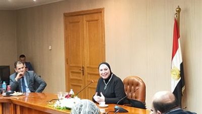 وزيرة الصناعة: لا أملك رفاهية الوقت.. ومن يخفق سيعفى من منصبه