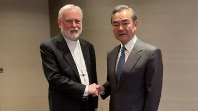 تفاصيل لقاء مندوب الكرسي الرسولي مع وزير خارجية الصين 