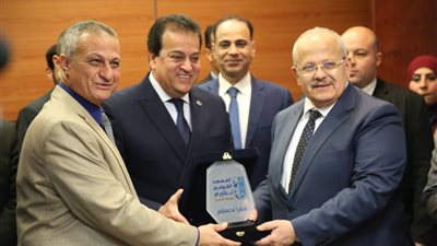 5 ملايين جنيه تبرعًا من ماراثون زايد لمعهد الأورام (صور)