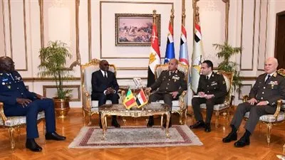 شاهد.. وزير الدفاع يلتقي نظيره السنغالي
