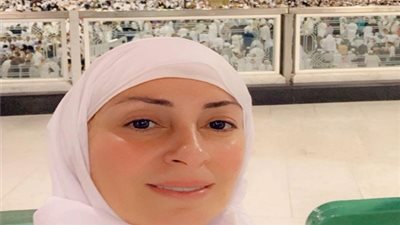 نرمين الفقي تنشر مجموعة صور لها أثناء تأديتها مناسك العمرة