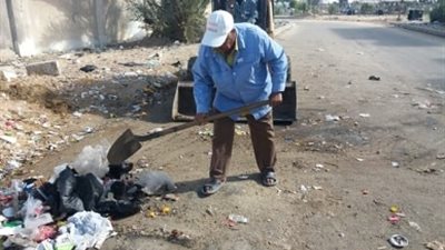 أكبر عامل نظافة في الإسماعيلية: أتممت تعليم أولادي.. وأمنيتي حج بيت الله