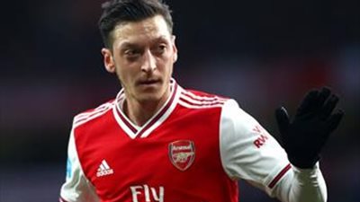 أسطورة ليفربول يفتح النار على مسعود أوزيل