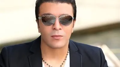 مصطفى كامل: أولادي وزوجتي بيحبوا حسن شاكوش وعمر كمال