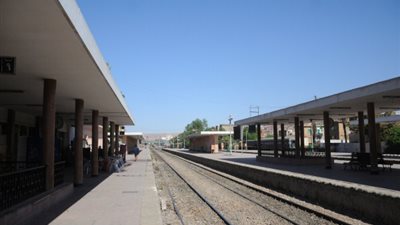 وفد برلماني ينتقد عدم وجود سلم كهربائي بمحطة قطار إدفو