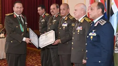 وزير الدفاع يكرم قادة القوات المسلحة المحالين للتقاعد