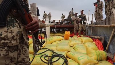 قائد يمني يعلن ضبط مركب يحمل شحنة متفجرات كان في طريقه للحوثيين