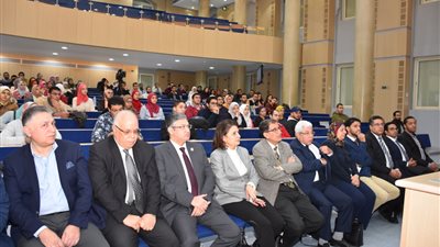 افتتاح ملتقى التعريف بفرص العمل لخريجي 