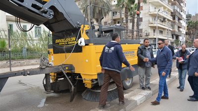 بتكلفة 35 مليون جنيه.. السيارات المكنسية تبدأ رحلتها بشوارع المنصورة 