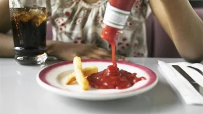 أخصائي تغذية: تناول الكاتشب خطر ويُصيب الأطفال بالتوحد (فيديو)