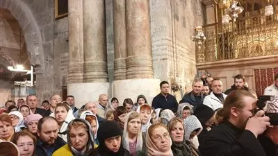 قداس داخل قبر المسيح بكنيسة القيامة في القدس 