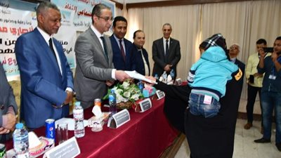 محافظ الفيوم يسلم 51 مشروعا للأسر الأولى بالرعاية ضمن 