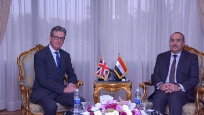 وزير الطيران يستقبل سفير بريطانيا بالقاهرة لبحث التعاون المشترك