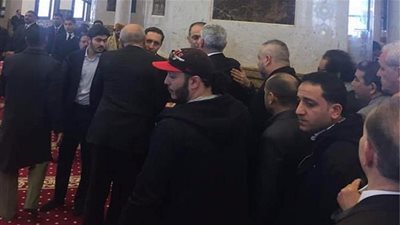 عزاء حسني مبارك | نجلي الرئيس الأسبق يتلقيان التعازي بمسجد المشير طنطاوي