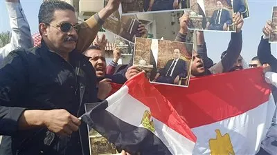 مواطنون بجنازة مبارك: تحيا مصر والرئيس السيسي (فيديو)