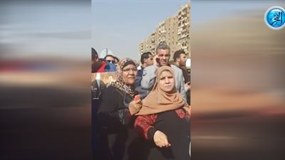 شاهد.. هتافات وبكاء المواطنين في جنازة مبارك