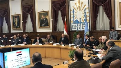 محافظ القاهرة يشدد على رقابة الأسواق ومنافذ البيع
