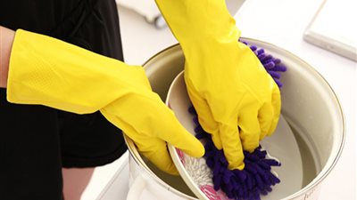 طبيب جلدية يحذر السيدات من تنظيف الأطباق والملابس بدون 