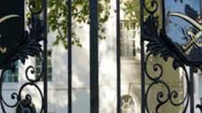 وفد من السفارة السعودية بالبحرين يزور المصابين بكورونا في المنامة