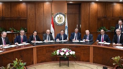 البترول توقع اتفاقيات لتسوية النزاعات الدولية الخاصة بمصنع الإسالة بدمياط